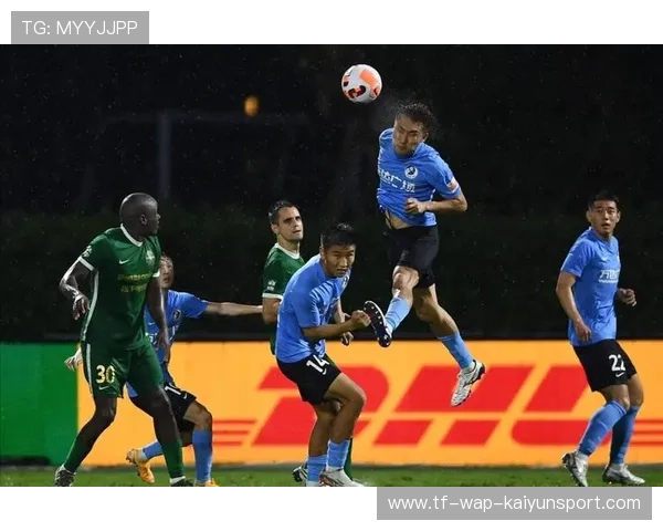 职业足球教练如何通过视频分析快速定位对手防线防守真空地带